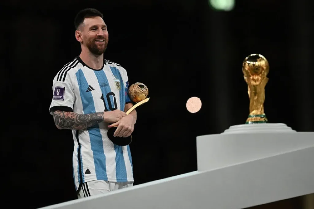 ميسي يتعرض لإصابة خلال تحضيرات فريقه لكأس العالم 2026، مما يثير القلق حول جاهزيته للمنافسات القادمة.