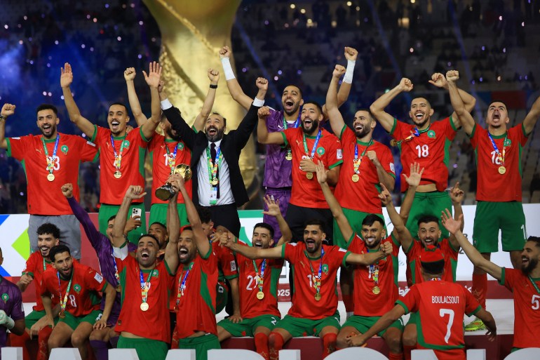 استكشاف العلاقة المعقدة بين كرة القدم والجيوسياسة وكيف تؤثر السياسة الدولية على الرياضة الشعبية حول العالم.