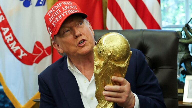 يتجمع مشجعو كأس العالم في بوسطن ويواجهون تحديات وسائل النقل، حيث يتم البحث عن حلول مبتكرة لتسهيل تنقلاتهم خلال البطولة.