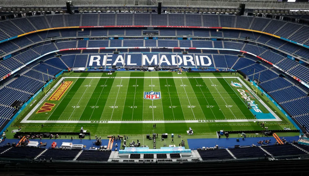 اكتشف كيف ستتحول ملاعب دوري كرة القدم الأمريكية nfl لاستضافة مباريات كأس العالم 2026، استعدادات وتجهيزات تضفي أجواءً فريدة على البطولة العالمية.