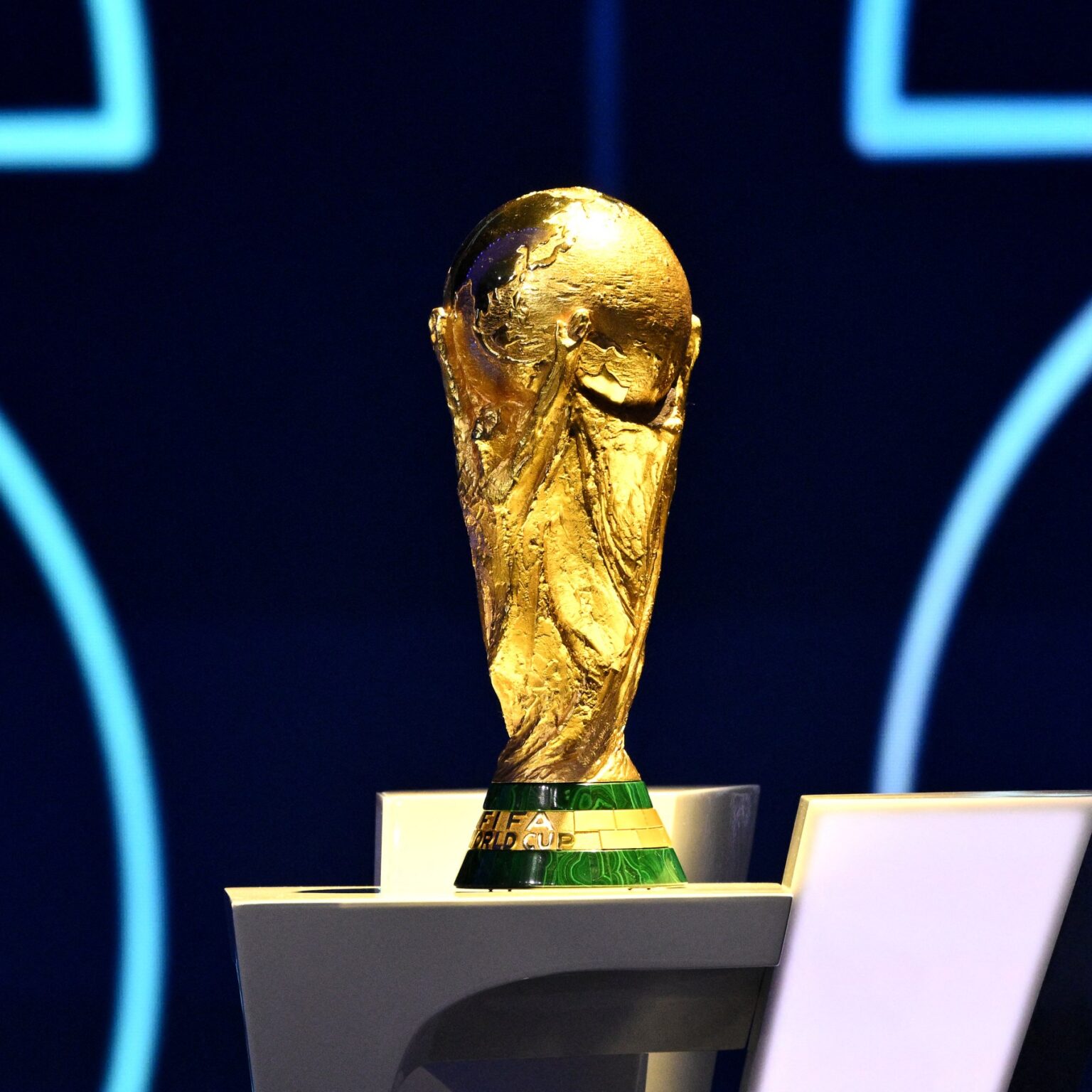 اكتشف أهم إجراءات الهجرة المتعلقة بسفر عشاق كرة القدم لمتابعة كأس العالم بطرق قانونية وسهلة.