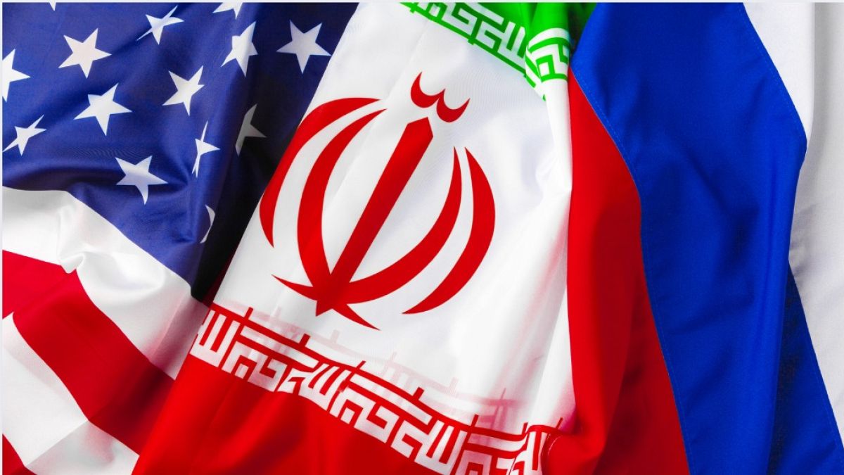استكشف العلاقة المعقدة بين إيران والولايات المتحدة في سياق كأس العالم، وتأثير السياسة والدبلوماسية على الرياضة العالمية.