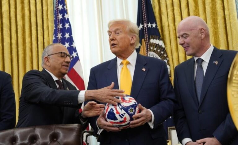 دونالد ترامب يدعو منتخب إيران لمقاطعة كأس العالم احتجاجًا على السياسات الدولية والتوترات السياسية الراهنة.