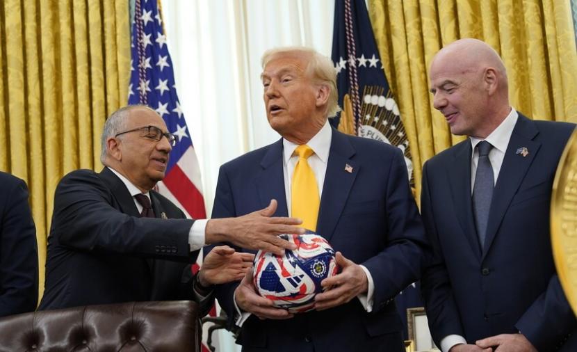 دونالد ترامب يدعو منتخب إيران لمقاطعة كأس العالم احتجاجًا على السياسات الدولية والتوترات السياسية الراهنة.